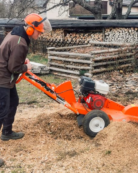 Wurzelentfernung nach Fällung – effizient und gründlich Facharbeiter mit Schutzkleidung beim Entfernen eines Baumstumpfs mit Wurzelfräse